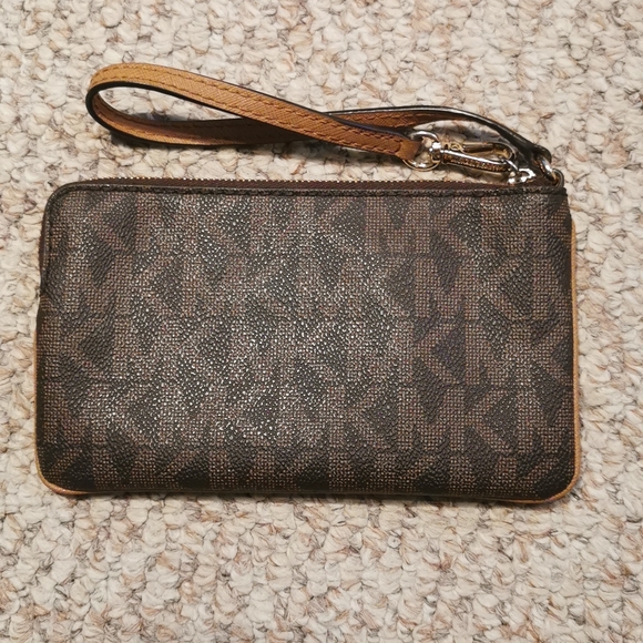 SOLD Michael kors wristlet - Picture 2 of 7